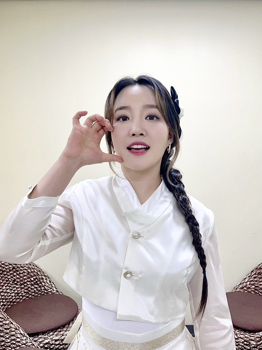 OfficialC9ent's tweet photo. [#윤하]
2024 윤하 소극장 콘서트 [潤夏] DAY 5💖
빛나는 여름 2주 차 START✨

#윤하 #YOUNHA #혜성은_지지않는다🌠 #윤하_홀릭스💓 #소극장콘서트 #潤夏 #빛나는여름 https://t.co/Lhj4Fazae8