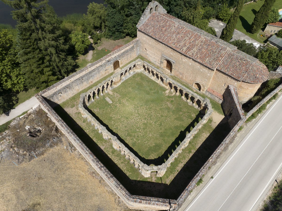 ipcepatrimonio's tweet photo. #ArqueologíaIPCE | @culturagob comienza los trabajos arqueológicos en el Monasterio de San Juan de Duero (Soria).

La primera fase de estudio, con drones y georradar, determinará los lugares a excavar para establecer soluciones para paliar las humedades que afectan al claustro. https://t.co/brZq7okQIj