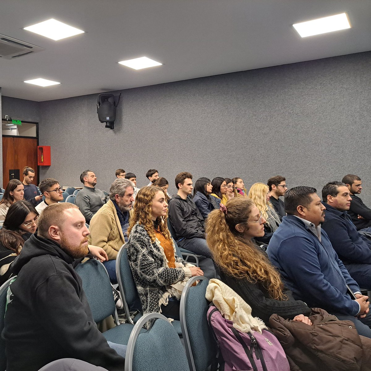 fiunlz's tweet photo. El miércoles pasado se realizó la charla “Logística para Ingenieros” en donde tres ingenieros graduados de nuestra casa de estudios, compartieron sus experiencias profesionales destacando los desafíos y las oportunidades en el campo de la logística.

¡Mirá la nota en la web! 📲 https://t.co/WSUcWYedRo