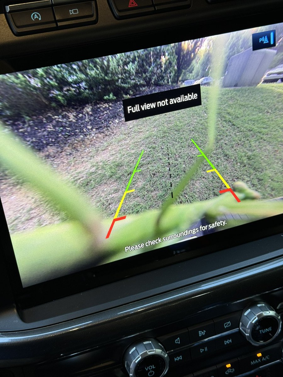 aeaantoun360's tweet photo. When a Praying Mantis hitches a ride to work https://t.co/gXzjwVJRxP