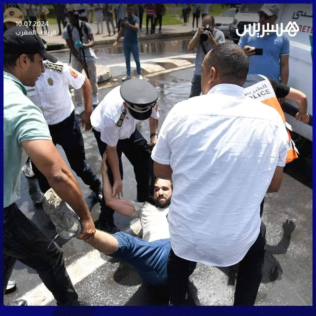 salwanadoch3's tweet photo. رجال الشرطة و هم يساعدون ممرض مغربي في الاستلقاء للاستجمام 

الشرطة في خدمة الشعب 🫡🫡 
#المغرب 
#الصحة https://t.co/i86WwWscrn