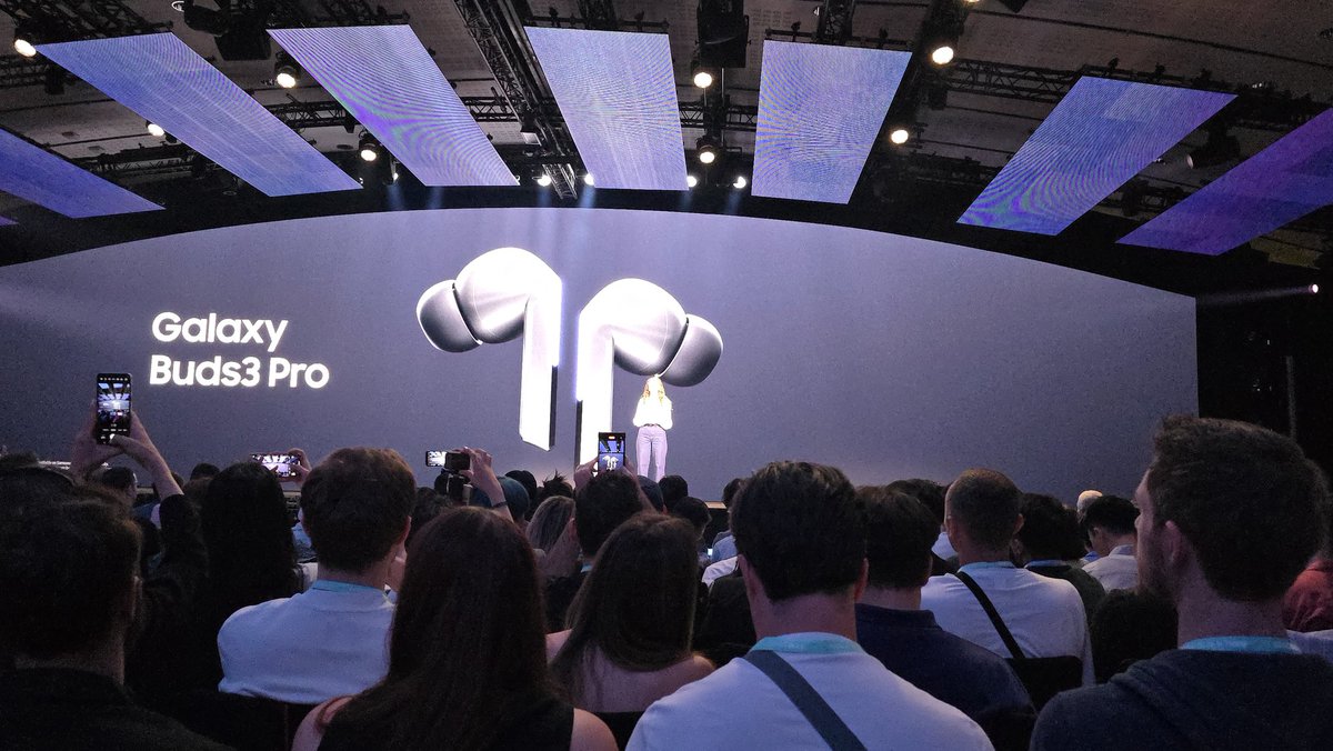 اخيرا جالكسي بودز 3 برو 👍🏻
 تغيير كامل للتصميم وتحسينات على العزل والصوت و إضافة ميزات الذكاء الاصطناعي للترجمة

#GalaxyUnpacked