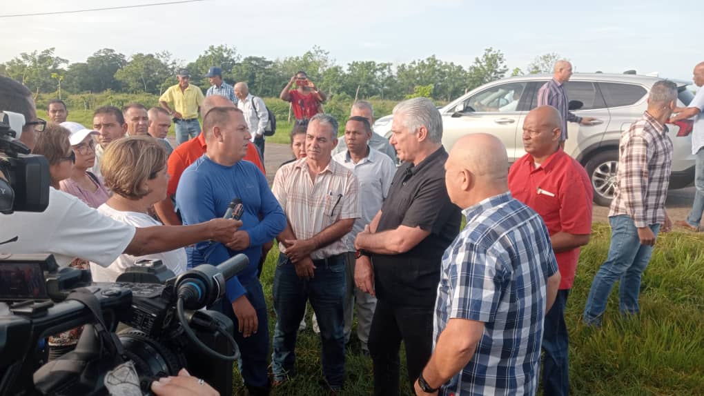 Virarnos  para la tierra es la máxima que defendemos en nuestro país. Es por ello que junto a <a href="/DiazCanelB/">Miguel Díaz-Canel Bermúdez</a> visitamos la CPA Elío Miguel Valdés, en Melena del Sur, #Mayabeque. Aquí constatamos que existen grandes potencialidades para contribuir a la producción de alimentos.