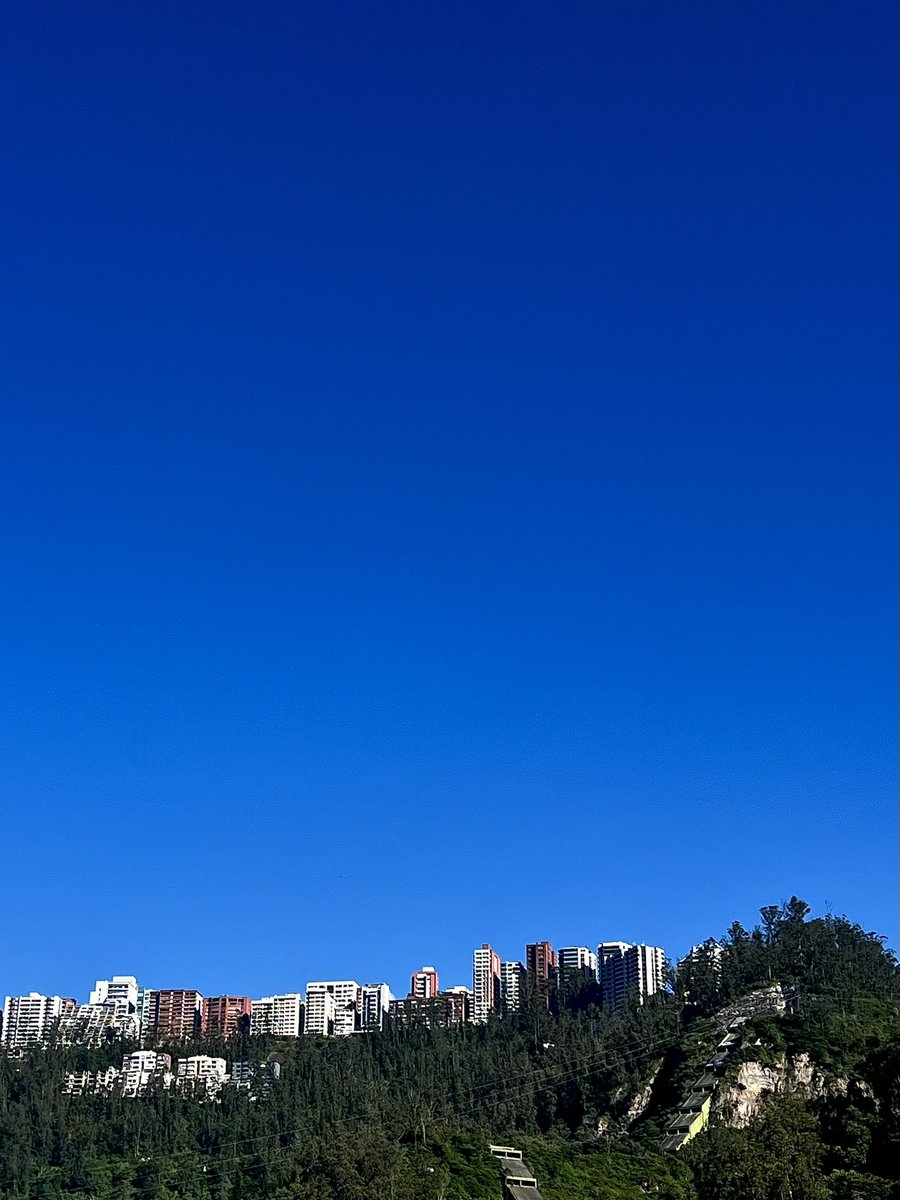 Cielo de #Quito de las 08:33.

Los edificios de la González Suárez con el cielo azul verano de fondo.

#nohaycielocomoeldeQuito