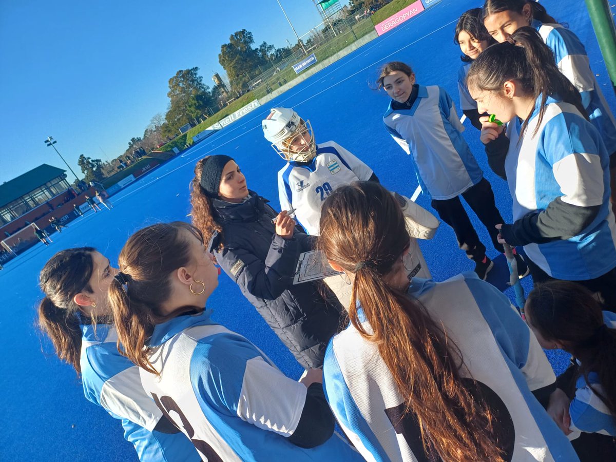 CnbaEduFisica's tweet photo. Los equipos de hockey participaron con muy buen desempeño en la primer jornada Lica realizada en el Club Italiano . Felicitaciones https://t.co/mcW4V43Hux