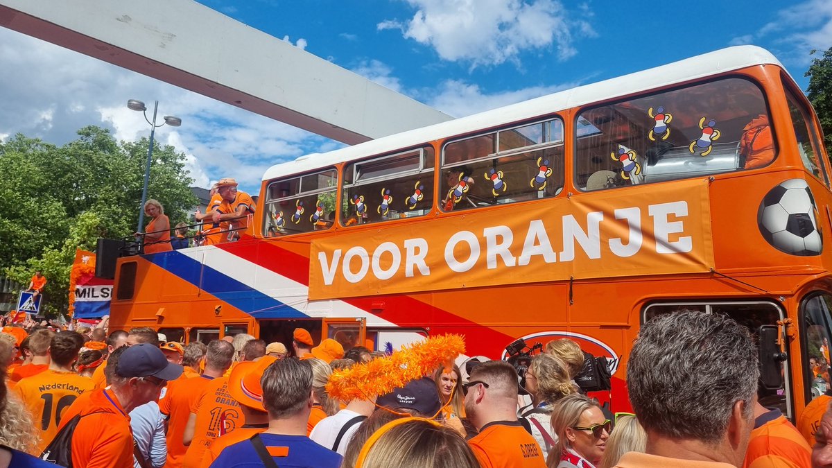 De oranjebus staat er klaar voor. Die vertrekt rond half 5 vanaf de Kleppingstraße richting het stadion. #Dortmund #NothingLikeOranje #ek