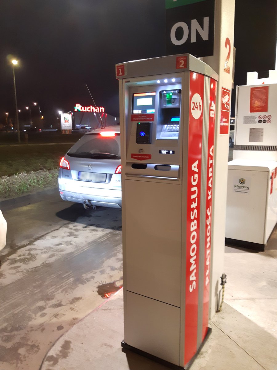 HectronicPolska's tweet photo. Tankomaty na stacjach paliw Auchan.  Wszystko zaczęło się w 2021 roku, gdy na stacjach paliw przy hipermarketach Auchan w Warszawie, Piasecznie, Białystoku, Gdańsku i Łomiankach pojawiły się nasze tankomaty HecStar. #hectronicpolska https://t.co/56aV8lnVLq