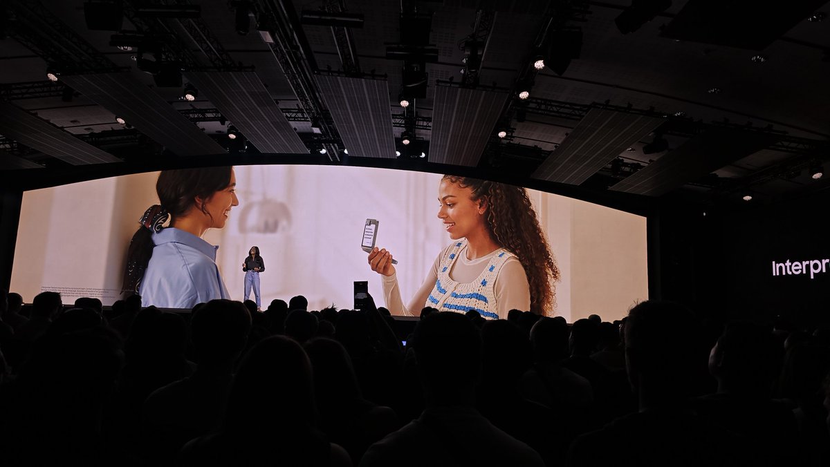 الميزة الجديدة للترجمة متوفرة على فولد 6 و فليب 6 📱
انت تكتب بلغتك في الشاشة الداخلية و الشاشة الخارجية تترجم مباشرة للمستقبل باللغة الاخرى.👍🏻👍🏻👍🏻👍🏻👍🏻
تدعم اللغة العربية طبعا

#GalaxyUnpacked