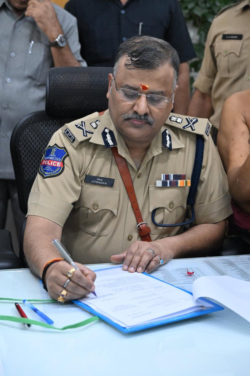 jsuryareddy's tweet photo. Senior IPS officer Dr. Jitender, takes charge as the new Director General of Police (#DGP) of the #Telangana state. He received the guard of honour at the Police Headquarters.
@TelanganaCOPs @TelanganaDGP
#DGPTelangana #TelanganaDGP #Jitender https://t.co/GLJqzcTXpD