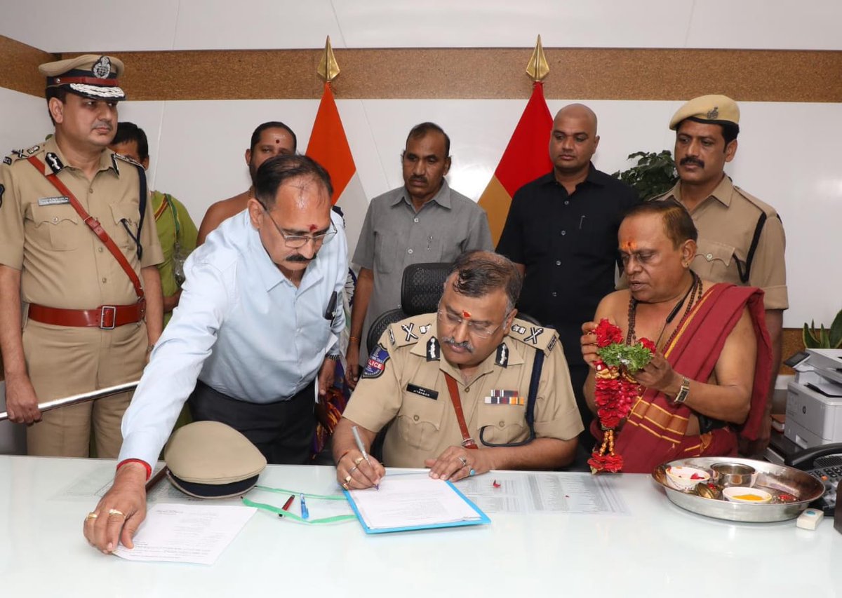 jsuryareddy's tweet photo. Senior IPS officer Dr. Jitender, takes charge as the new Director General of Police (#DGP) of the #Telangana state. He received the guard of honour at the Police Headquarters.
@TelanganaCOPs @TelanganaDGP
#DGPTelangana #TelanganaDGP #Jitender https://t.co/GLJqzcTXpD