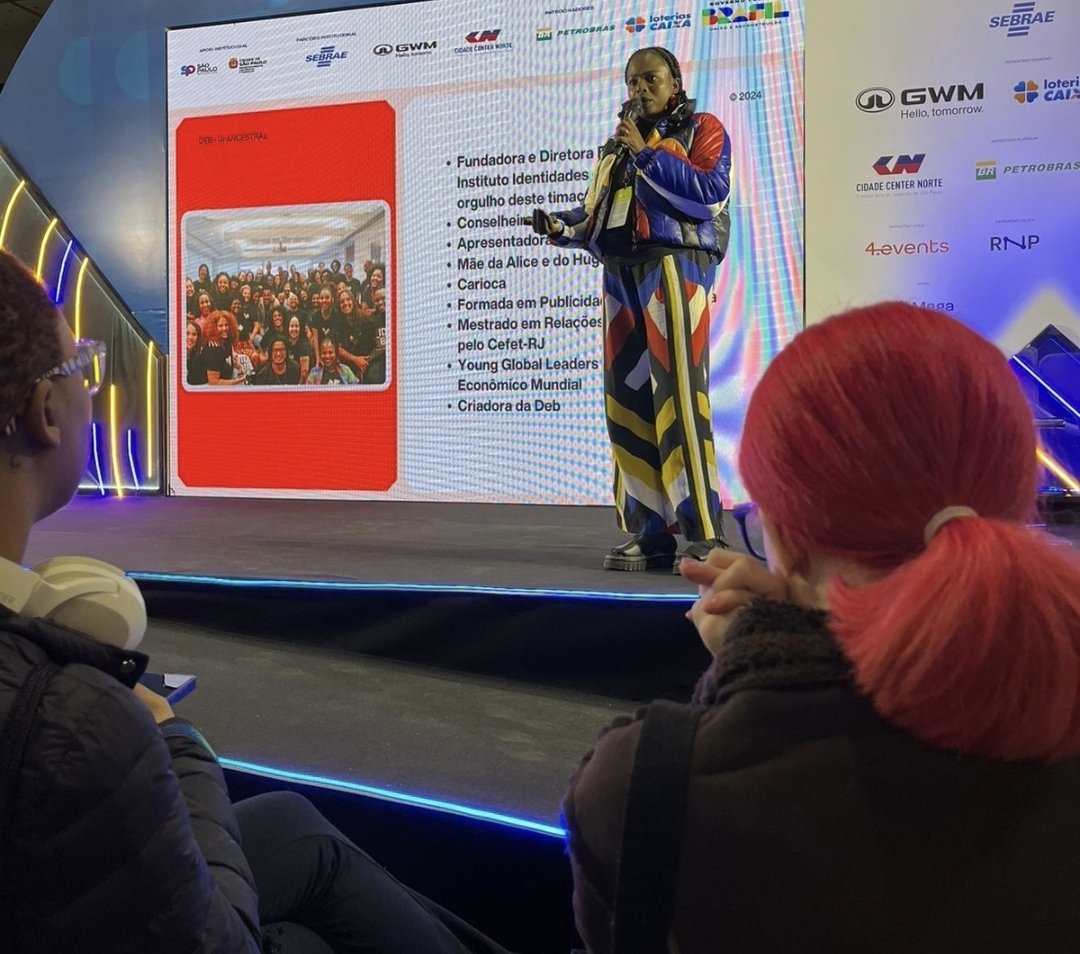 Ao mesmo tempo, <a href="/luanagenot/">Luana Génot</a> está falando também sobre os desafios da IA e sobre a Deb, inteligência artificial que promove igualdade feita pelo IDBR. Tudo acontecendo agora na <a href="/CampusPartyBRA/">Campus Party Brasil</a> que vai ate domingo. Todo mundo convidado.
