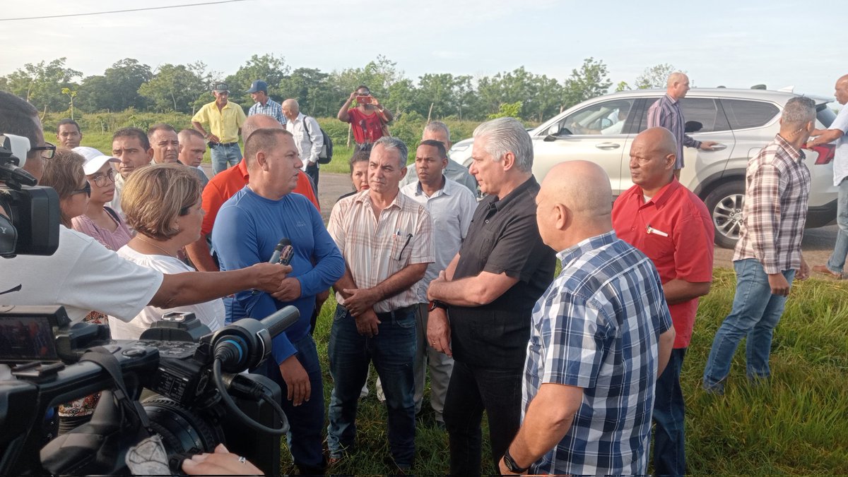 PartidoPCC's tweet photo. La producción de alimentos es vital para la economía cubana. Bajo esta máxima la CPA Elio Miguel Valdés, primer punto visitado por @DiazCanelB y @DrRobertoMOjeda en
Melena del Sur, Mayabeque, garantiza las semillas para la  cosecha de la caña y la producción de cultivos varios https://t.co/fQ3Of0NzcQ