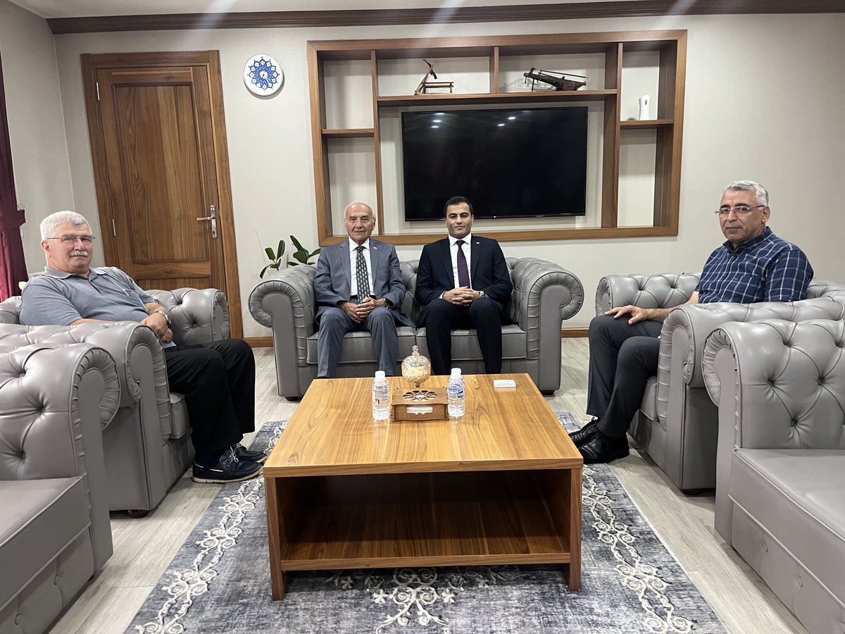 ArdanucG's tweet photo. Bitlis, Kırşehir, Çorum, Kayseri İllerinde Valilik yapan ve 1999-2003 yıllarında Malatya Valisi iken 24 Şubat 2003 tarihinde Anayasa Mahkemesi Üyeliğine seçilip 2010 yılında emekli olan Sayın Vali Mustafa YILDIRIM, Sayın Kaymakamımız İmran DEMİREL’i makamında ziyaret etti. https://t.co/sIXbw1d2dP