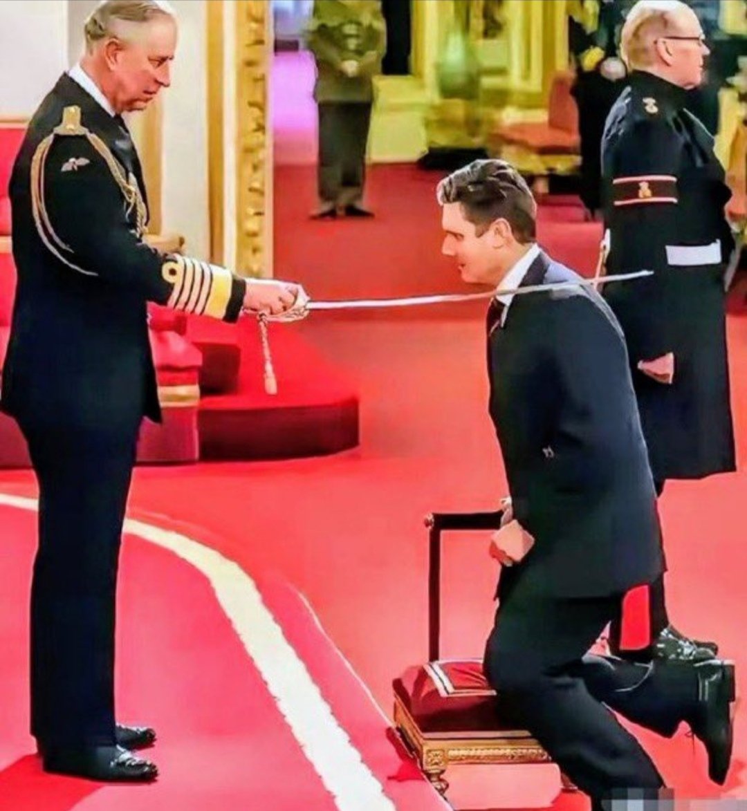06hasanturker's tweet photo. İngiltere'nin Seçilmiş Başbakanı
Keir Starmer;
" şahsınıza karşı boynum kıldan incedir duruşuyla "👇
Mazbatasını Kral Charles’tan aldı.

Bizim Demokrasiyi eleştirenler neredeler? 🤔

Galericiler/ Emlakçılar / Kredi / Sigara 
Buket/ Nevşin Şaban /Sevinç #Gece4 TL'ye
#DonForgetGaza https://t.co/DTTF89b5Qm