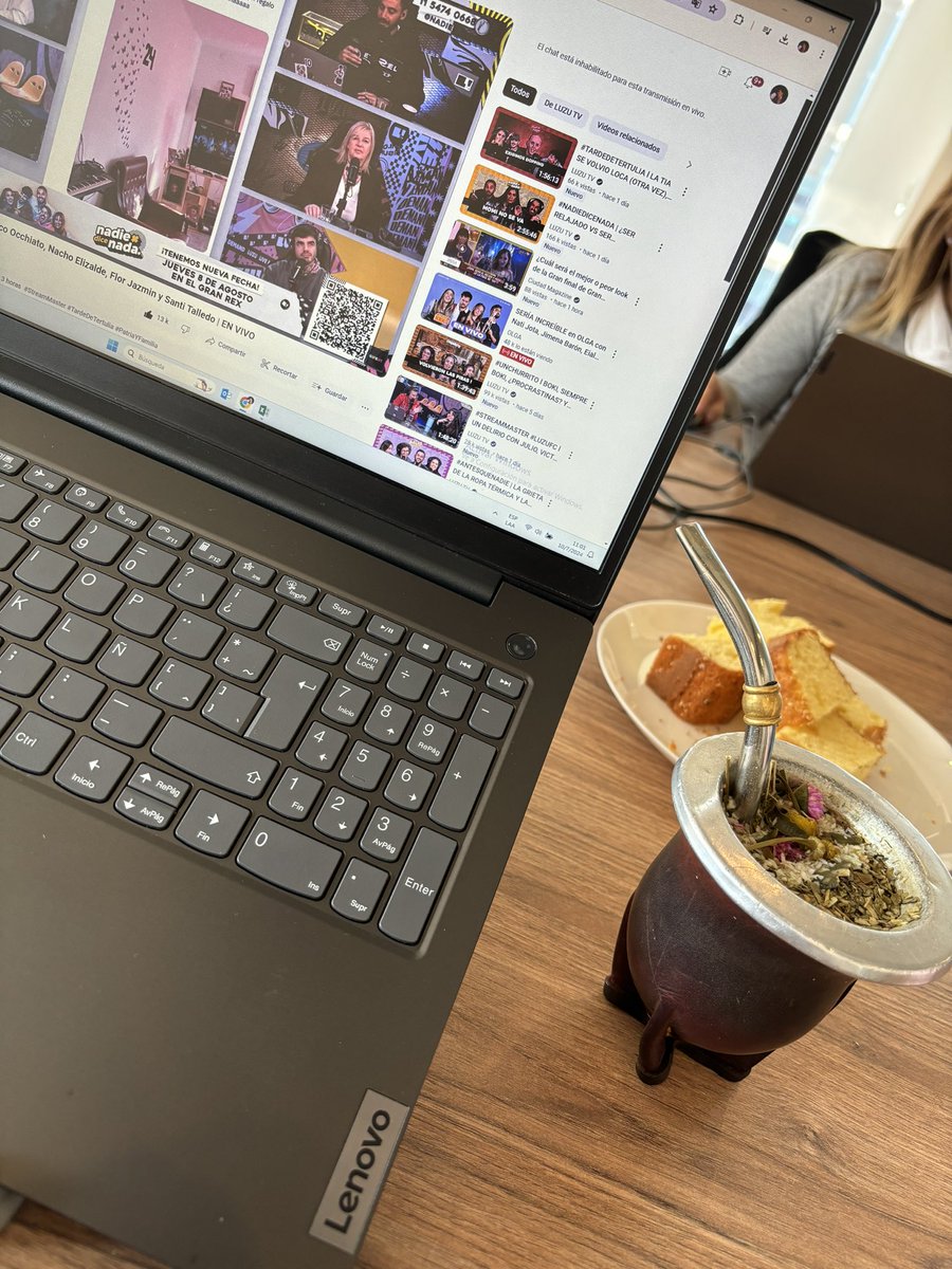 RochiNarvaez's tweet photo. BUEN DIAAAA LOKITOS♥️ hermosa mañana verda? 🇦🇷

Hoy desde la ofi, con un mate bastante raro 
@nadiedicenada_ #nadiedicenada https://t.co/Qiqlm89XTW