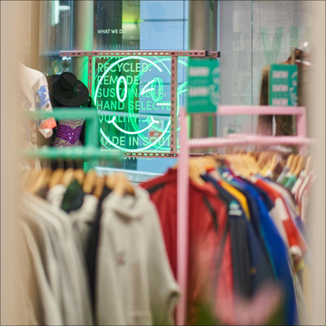 For those who love a bit of vintage shopping, let us introduce you to Leeds' brand new pop-up clothes shop, Glass Onion!

Sustainable, remade and hand selected, keep your eye on their site to find out when they'll next be opening with a new drop 👀

bit.ly/3RVqXpf