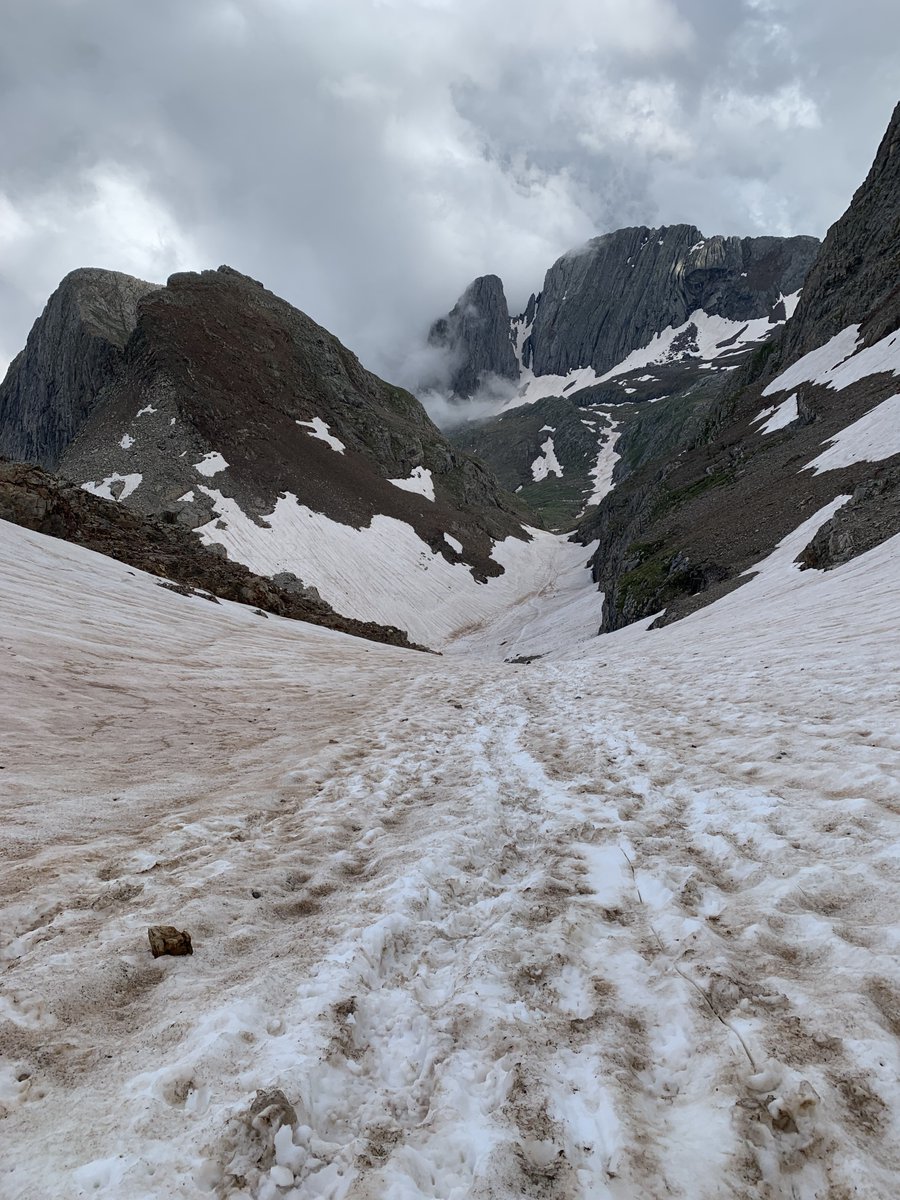 montana_segura's tweet photo. También mucha nieve en #CanalFonda #Posets 7 de julio, (📸 CristinaB: gracias!😍).
"Crampones imprescindibles", y será así durante días.
La alta montaña está de piolet+crampones+saber usarlos 😉.
@112Aragon @internetfam @ValleBenasque https://t.co/4V68zMl8nK