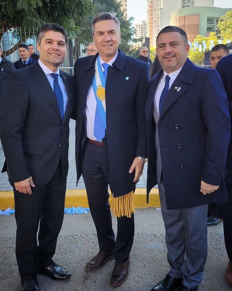 ConsulparRcia's tweet photo. Saludamos al señor Gobernador de la Provincia del Chaco Arq. Leandro Zdero por el 208° Aniversario de la Independencia de la República Argentina, y en su nombre a los queridos hermanos chaqueños. 🇦🇷🤝🇵🇾
#ConsuladoPy #Resistencia #Chaco #Argentina #IndependenciaArgentina https://t.co/9OyNIgIELv