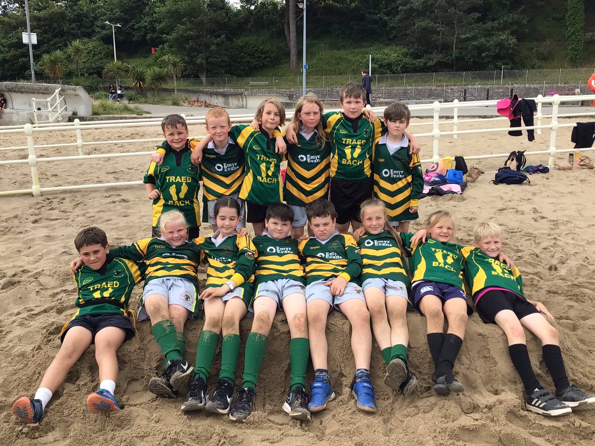 Ysgol Pentrefoelas (@pentrefoelas) on Twitter photo Diwrnod llawn hwyl yn chwarae Rygbi Tag yn Porth Eirias heddiw!!
Diolch <a href="/chwaraeonyrurdd/">Chwaraeon yr Urdd</a> am drefnu 🏉😁 Diwrnod llawn hwyl yn chwarae Rygbi Tag yn Porth Eirias heddiw!!
Diolch <a href="/chwaraeonyrurdd/">Chwaraeon yr Urdd</a> am drefnu 🏉😁