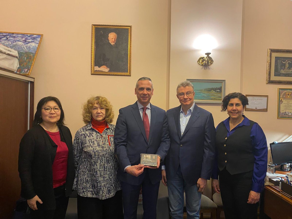RDenRusia's tweet photo. El embajador  @AlejandroAriasZ y la ministra consejera Lalía González, realizaron una visita de cortesía al vicerrector académico del Conservatorio Estatal Tchaikovsky de Moscú https://t.co/qupO6qboKQ