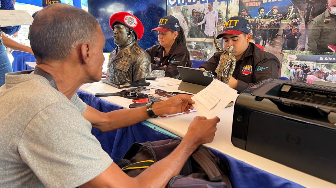 TSJ_Venezuela's tweet photo. #EnDirecto Tribunal Móvil se despliega en la parroquia El Recreo de Caracas para dar una respuesta oportuna a la comunidad en materia jurídica #TSJEnLaCalle https://t.co/VMWQ9C3CnM