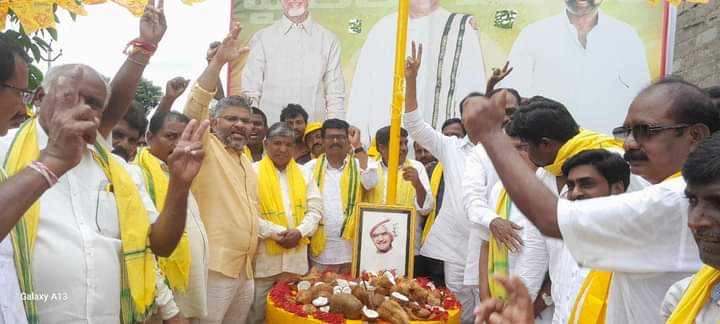 TDP_TG's tweet photo. ఖమ్మం:
ఈరోజు అశ్వారావుపేట  నియెజకవర్గం ములకలపల్లి మండలం, జగన్నాదపురంలో తేదేపా జెండా పండుగ  కార్యక్రమాన్ని నియోజకవర్గ ఇన్ చార్జీ కాట్రం స్వామిదొర అధ్యక్షతన జరిగింది.   ముఖ్య అతిథిగా పోలిట్ బ్యూరో సభ్యులు బక్కని నర్సింహులు గారు హాజరై పార్టీ జెండాను ఎగురవేయడం జరిగింది. https://t.co/zRTo198A3y