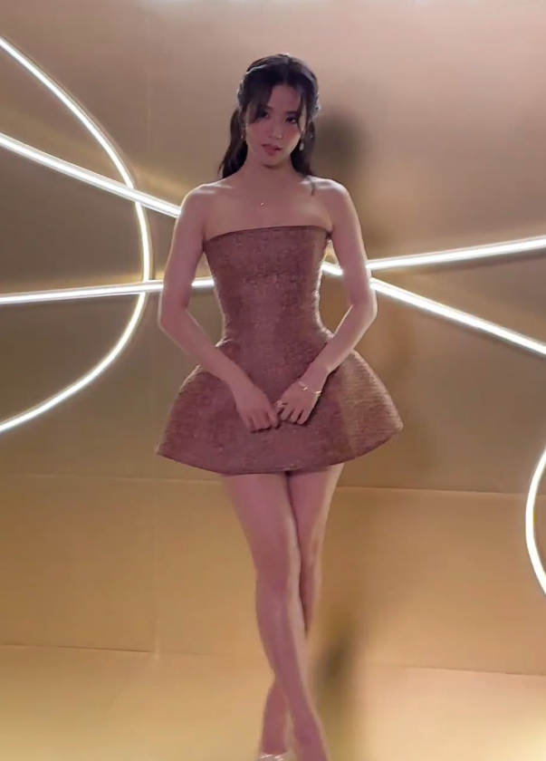 AboutMusicYT's tweet photo. BLACKPINK's Jisoo at the Cartier's anniversary celebration in Singapore. https://t.co/xw8zAFVvPq