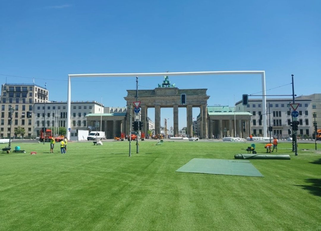 furnforall's tweet photo. 🚨 | EU DISPATCH 🇪🇺🇩🇪: XXL football goal available in Berlin for 180,000€. 23 meters high and 64 meters wide. Used once. 

Pick-up in Berlin-Mitte: https://t.co/3EKMLMSIEU https://t.co/65AK4GCHEm
