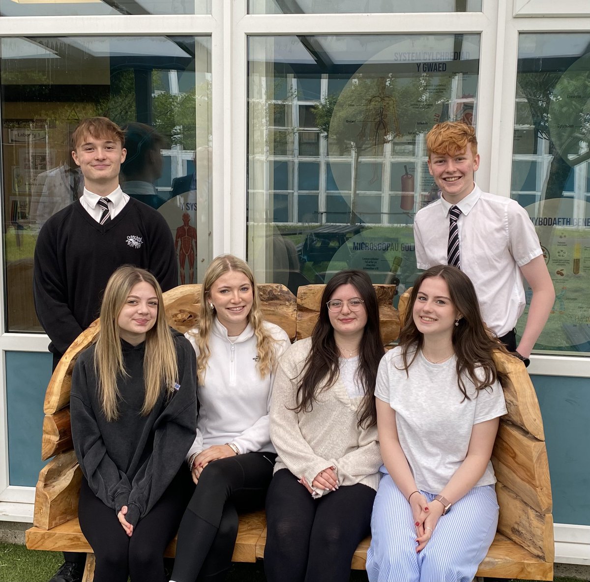 Prif swyddogion- Ella a Lewis
Uwch swyddogion- Angharad, Evie, Gethin a Jorja! 
Llongyfarchiadau i’r tîm a phob lwc! 
Pob dymuniad da i Ella, Angharad ac Evie sy ar y ffordd i Langrannog gyda bl6 heddiw ac i Jorja sy ar ei ffordd i ysgol haf Feddygaeth Seren heddiw! #teulubt