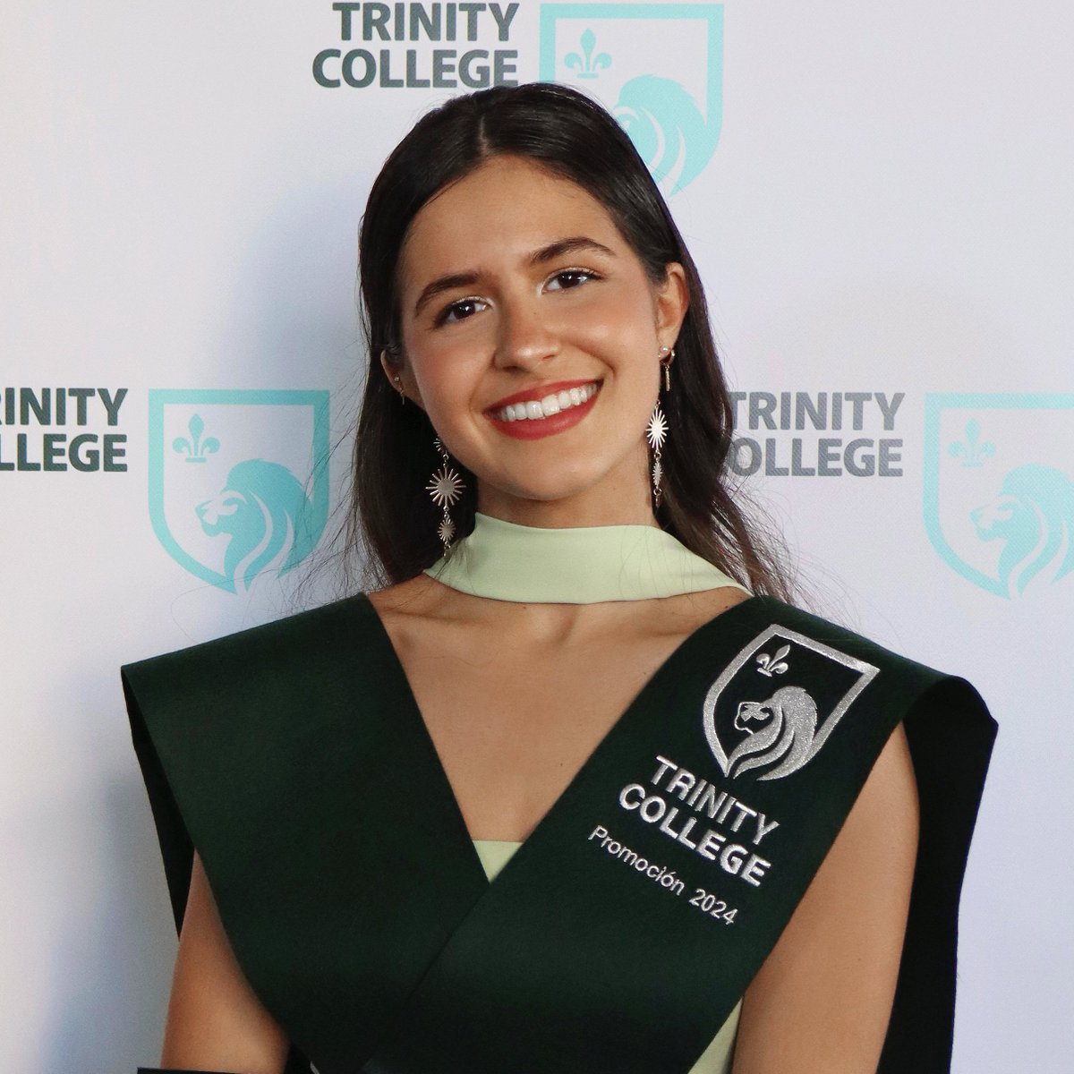 Nuestra graduada Claudia Pajares Vega, perteneciente a la promoción de 2024 de Trinity College #Boadilla, ha sido distinguida con el #PremioExtraordinario de #Bachillerato de la @comunidadmadrid. 

¡Enhorabuena, Claudia! 

#Colegios #Educación #AlumiTrinityCollege