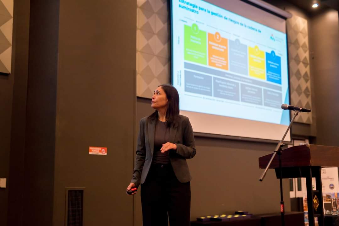 Una excelente presentación compartió en el escenario Gisella Guillen,representando a <a href="/aminerals/">Antofagasta Minerals</a>, una gran oportunidad para todos los asistentes para aprender de reaprovisionamiento y planificación de abastecimiento minero enfocado en el impacto que tiene en la seguridad.
#Mineria