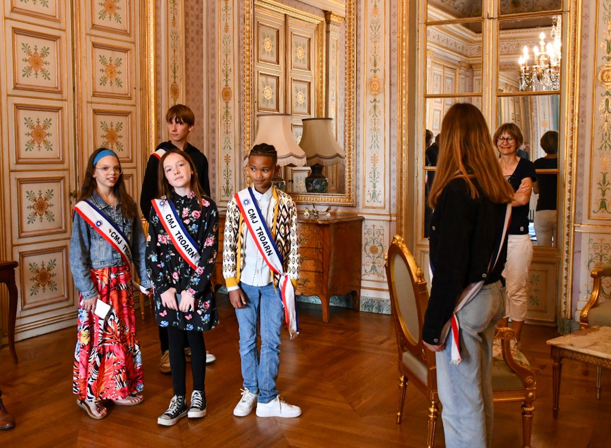 Prefet14's tweet photo. Le préfet du #Calvados a accueilli le conseil municipal des jeunes (CMJ) de #Troarn dans les salons de la préfecture. 

L'occasion de visiter les salons et d'échanger avec le Préfet, découvrir son rôle et ses missions au sein du département. 

Tout au long de l'année, les jeunes du CMJ participent à des projets d'intérêt collectif et contribuent également au devoir de mémoire en participant à des cérémonies.
