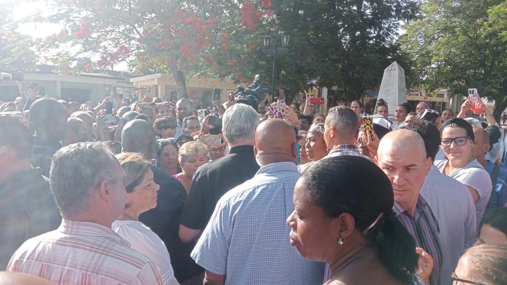 Con los melenenses, en las inmediaciones del parque <a href="/DiazCanelB/">Miguel Díaz-Canel Bermúdez</a> compartió sus impresiones de la visita y abordó la repercusión  del VIII Pleno del Comité Central. 
También recorrió instalaciones de servicio que se remozaron y que contribuyen a la calidad de vida en el territorio
