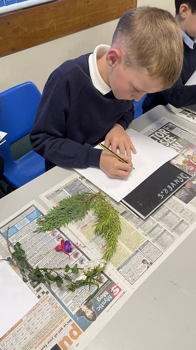5Batley's tweet photo. A delightful afternoon was spent immersed in art, as parents joined us to sketch and then monoprint in the style of William Morris 🌸🌿 https://t.co/0KdK36L1j6