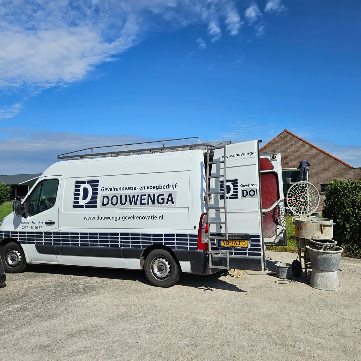 sqramjan's tweet photo. De 1e schuur van de #workumerwaard is voorzien van nieuw voegwerk en gereinigde muren. Kan er weer een #eeuw tegenaan😉. Vakwerk! https://t.co/wAWnemTZbK