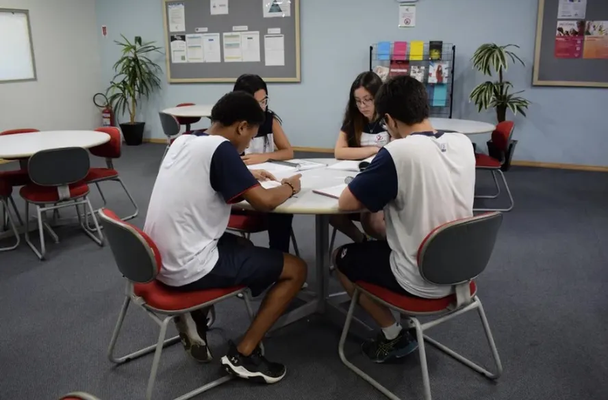 Novo Ensino Médio é aprovado na Câmara, e projeto vai para a sanção. Iniciativa passou por uma série de adiamentos e mudanças, e deve passar a vigorar em 2025 

(via <a href="/jornalextra/">Jornal Extra</a>)