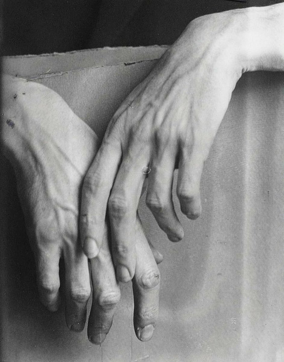 Jean Cocteau's hands, 1927.
__________________

ph.© Berenice Abbott