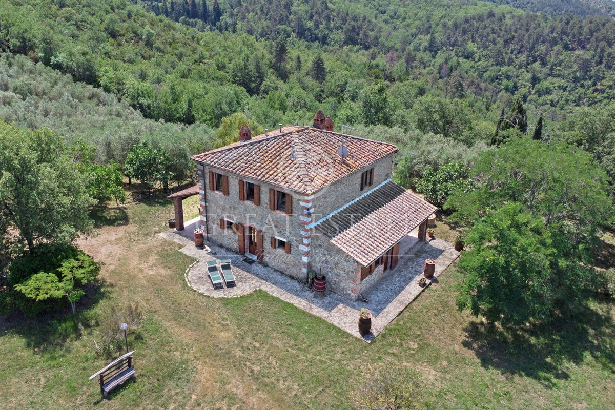 italianhouses's tweet photo. https://t.co/lpsMSJ32VA
Characteristic farmhouse completely surrounded by greenery and enjoying excellent privacy with swimming pool and views of the #Tuscan countryside in the municipality of #Bucine. €790,000.
#italy #property #tuscany #toscana #arezzo #luxury #luxuryhomes https://t.co/dzRKpPYnkj