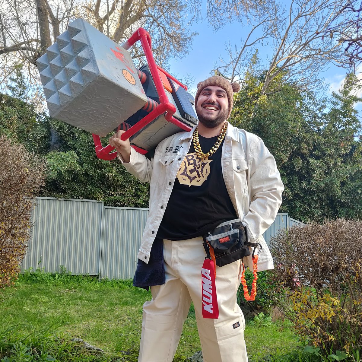 IcedTeaBee's tweet image. Ben Bigger cosplay and weapon prop!! 🐻🧨
(My first ever cosplay, plz be nice 🙏)
#zzzero #zzzdripfest #zzzeroCosplay