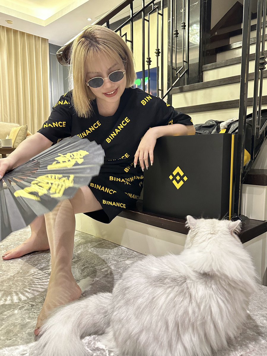 JYdmnLFG's tweet photo. 收到了「币黎世家」第一反应是发消息问@yayabinance 怎么这么丑啊！！丫丫（耐心）：还有什么意见🥹

他们真的好耐心听取用户意见🥹
算了
好洋气的
舍不得骂了

三连评论区抽一个宝贝明天送这一套哈 @binancezh 

#binance https://t.co/h79MRzryAP