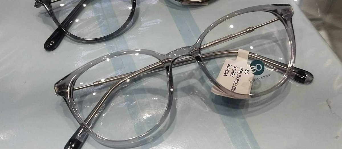 ivylufvy's tweet photo. wts lfb ph graded glasses for 3,500
bought it for 4,570. it’s expensive bcause of the thick lens po &amp; strong frame. once lang nagamit at nakatabi lang kaya sayang lang. 200 grade right and left 250. i still have the receipt and about the grade paper 
eo grado executive optical https://t.co/1tnWHpLARq