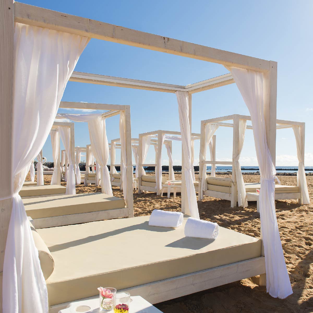 ¿El rincón perfecto para desconectar? ¡Las camas balinesas del Hotel Elba Carlota! ☀️😎 Relájate en la piscina con tu cóctel favorito o en la playa con el sonido de las olas. ¡Reserva la tuya en recepción y disfruta el momento!

👉ow.ly/JlQh50SyNTq