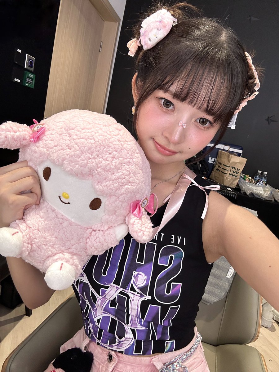 ✰  ՙ   ᜊ  𝘵𝘩𝘦 𝘱𝘪𝘯𝘬 𝘳𝘪𝘣𝘣𝘰𝘯𝘴 in my hair swayed with each note, adding a touch of charm to the whole scene. as the session came to an end, i snapped these photos, capturing a moment of pure bliss. とても幸せです ︵ ͏  !!