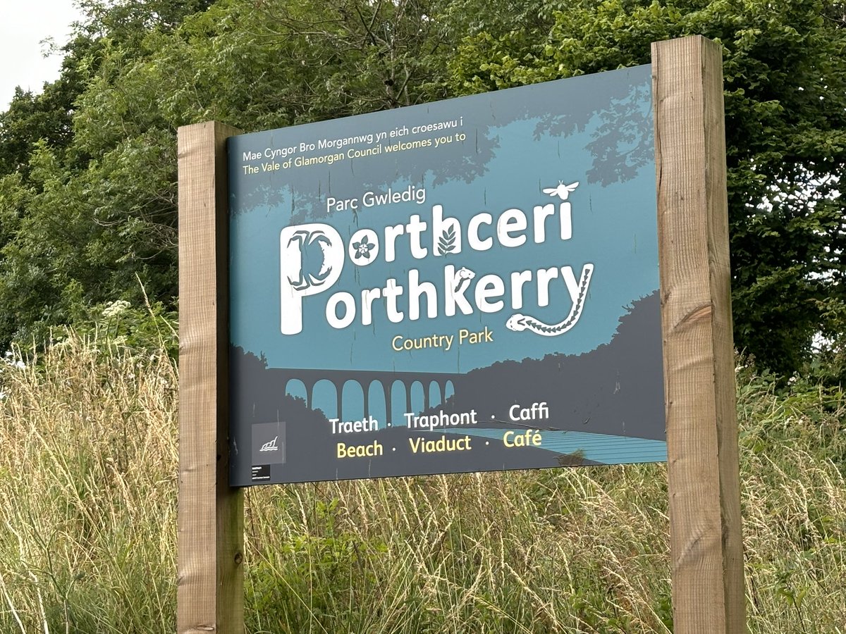 SimonWalters001's tweet photo. Great to catch up with @PrincipalityBS volunteers at Porthkerry Country park. The weather has been kind as they cleared overgrowth, maintained wildflower areas and finished the day with a thorough litter pick. Well done to volunteer team leader Dan for mobilising his team! https://t.co/a2ezaSmrPy