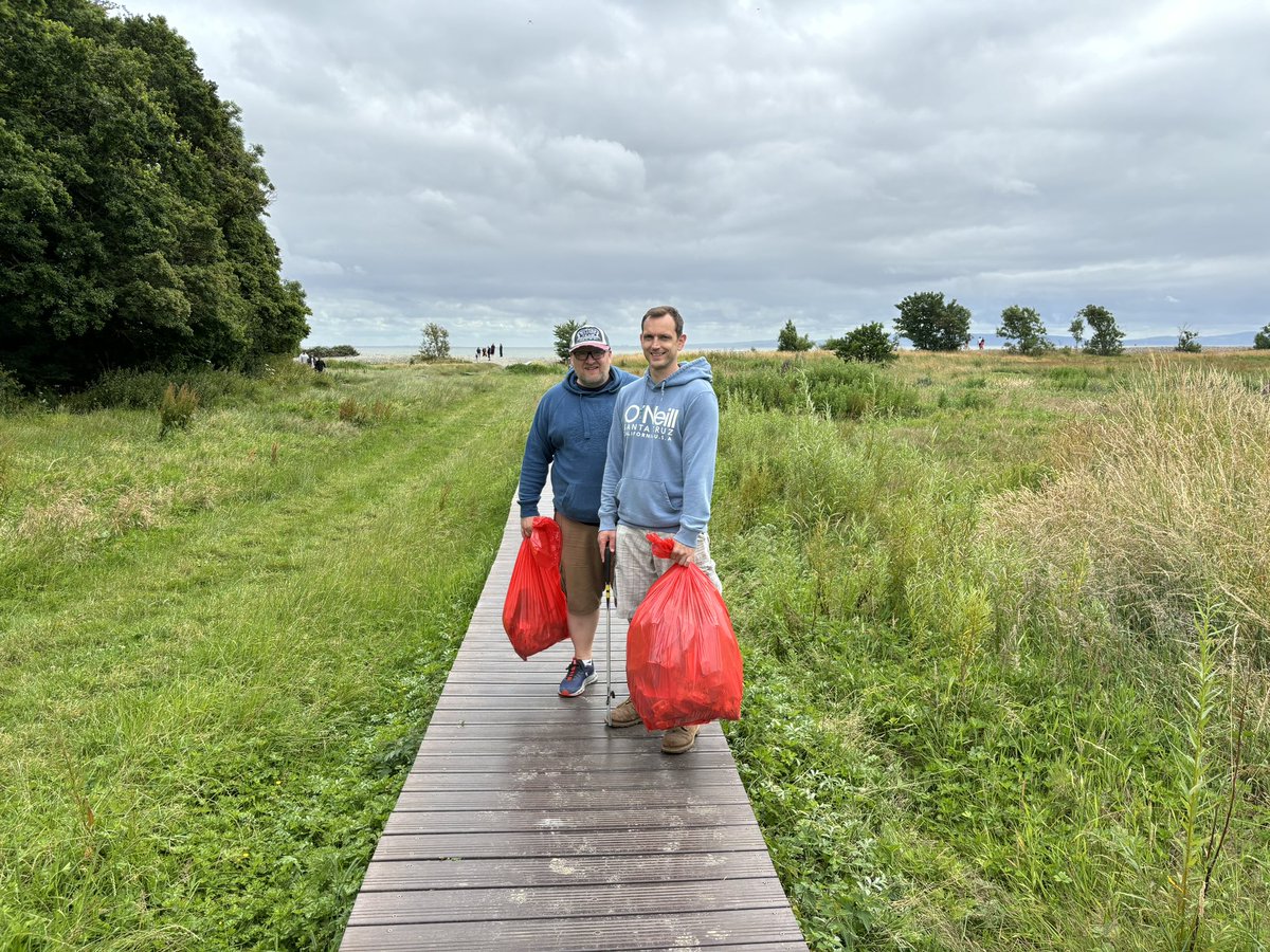 Great to catch up with <a href="/PrincipalityBS/">Principality Building Society</a> volunteers at Porthkerry Country park. The weather has been kind as they cleared overgrowth, maintained wildflower areas and finished the day with a thorough litter pick. Well done to volunteer team leader Dan for mobilising his team!