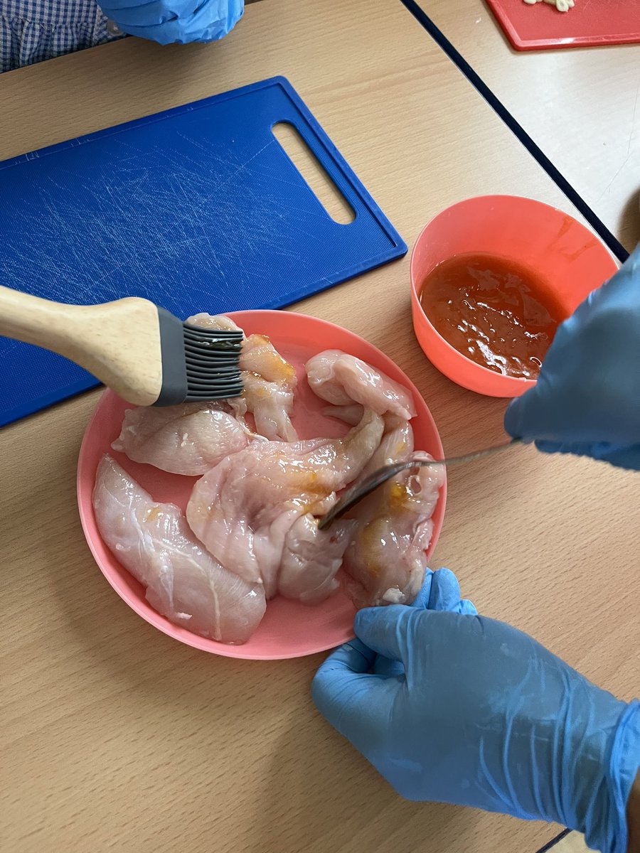 appleofmyeyepl's tweet photo. Basting, finely sliced, stripping thyme, and juicing @missrfry @PinehurstP #pinehurstchefs https://t.co/si7u6bsvb4