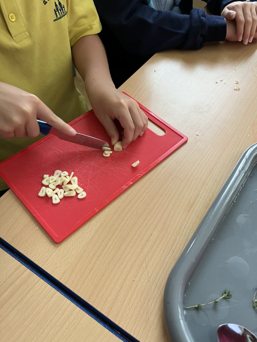 appleofmyeyepl's tweet photo. Basting, finely sliced, stripping thyme, and juicing @missrfry @PinehurstP #pinehurstchefs https://t.co/si7u6bsvb4