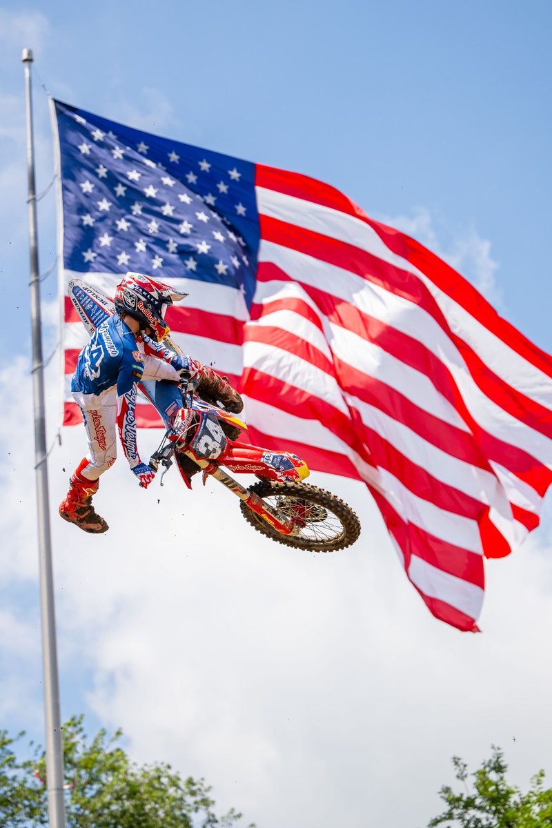 ProMotocross's tweet photo. Stars and Stripes ๐บ๐ธ
๐ธ: Align Media
30+2 Gallery: https://t.co/UhNEQvlsQM
#ProMotocross #SMX #RedBudMX https://t.co/8PB2bwDUn6