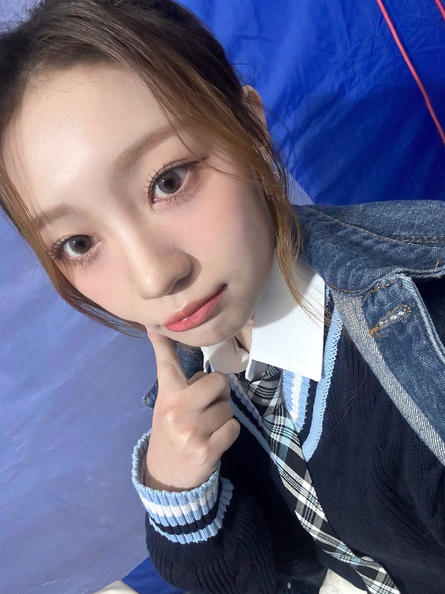 moojiae's tweet photo. Despite the sweltering temperatures, I wore this comfy navy sweater. To add a touch of fun to the mix, I pulled my hair into a playful single ponytail. This simple hairstyle perfectly complements my quirky sweater and adds a touch of whimsy to my overall look. ᡣ𐭩 https://t.co/fUj5RjYXE1