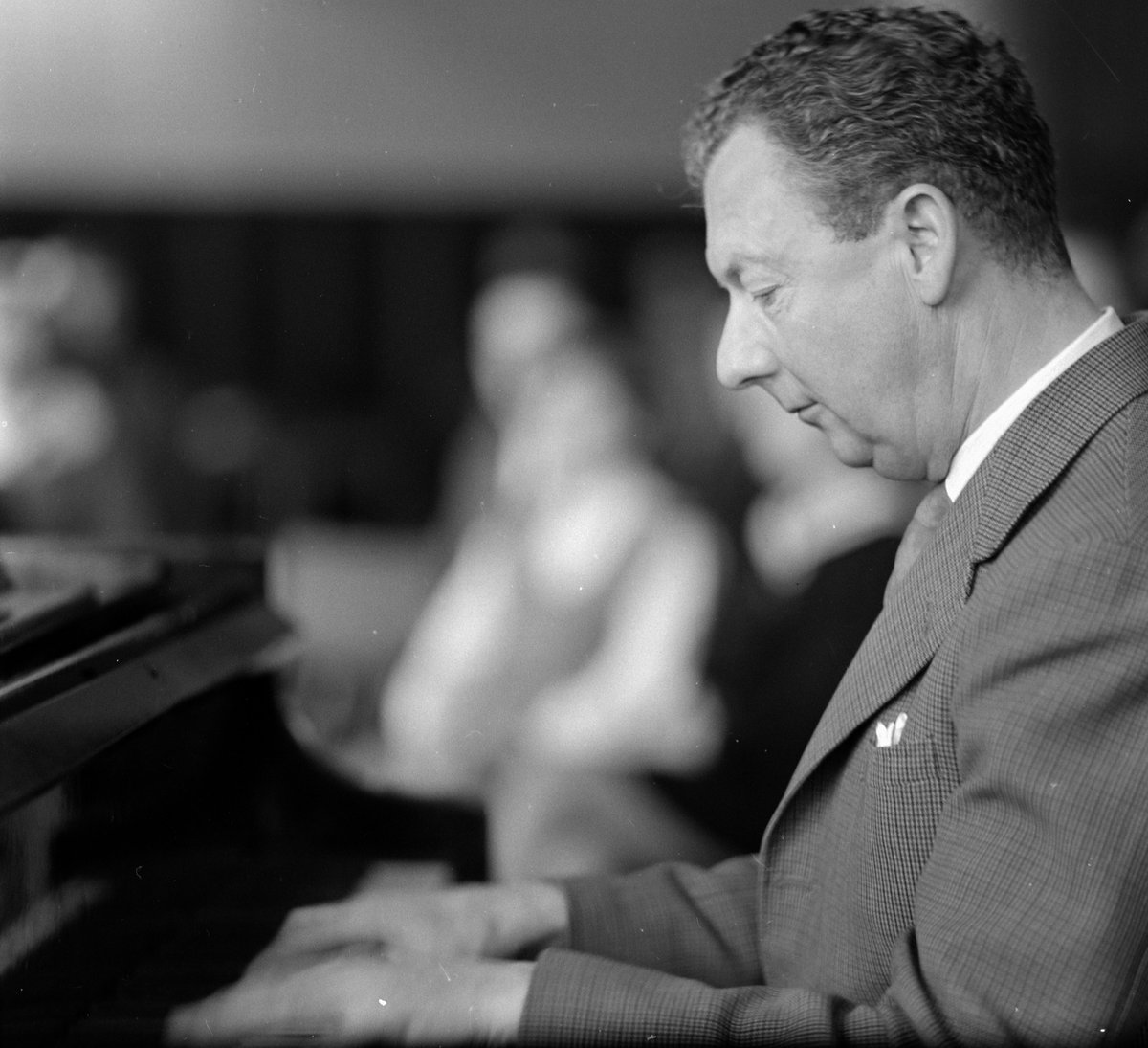 TheHudsonReview's tweet image. As a musical polyglot, Britten spoke modern musical languages as fluently as he did historical ones.

—From “The Burden of Music History” by Becky Y. Lu tinyurl.com/u88d5zsk

#musiclovers #benjaminbritten #classicalmusic #composer #twentiethcenturycomposer #musicreview #litmag